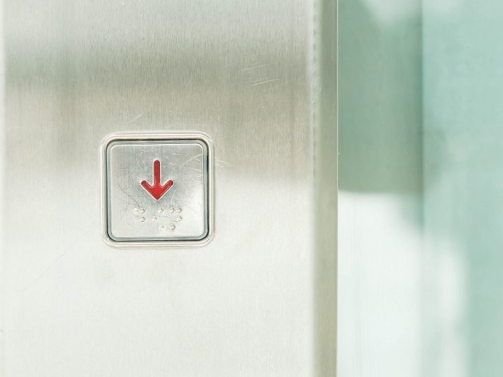 Instalación de ascensores: ¿Por qué renovar un ascensor antiguo?